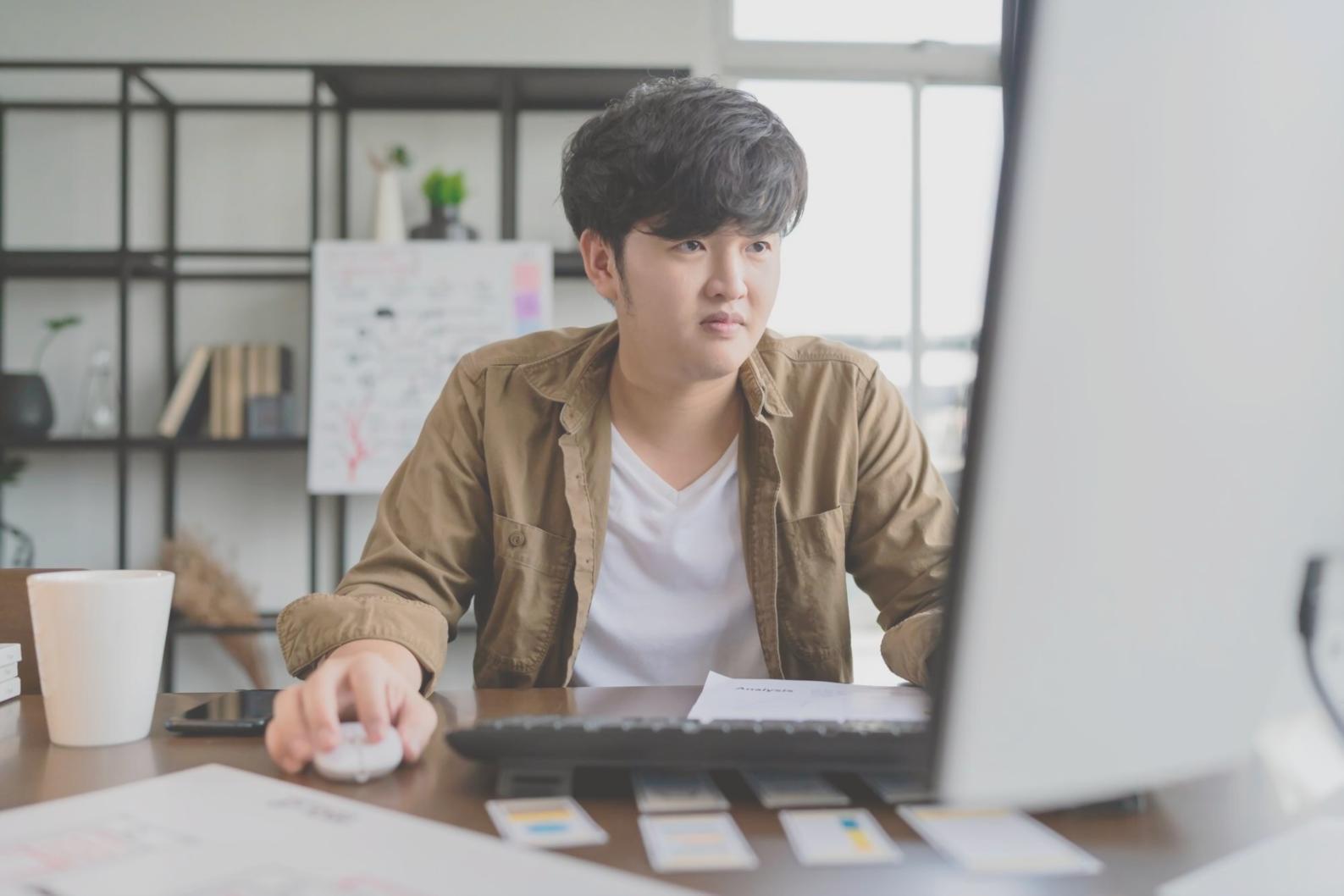 Étudiants travaillant sur un projet financier innovant