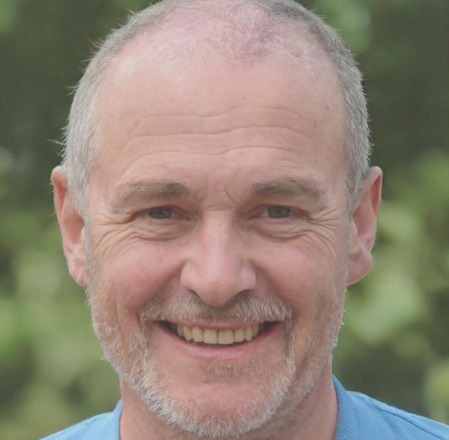 Portrait de Marc Dubois, expert en marketing financier
